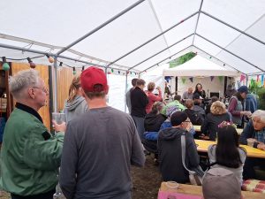 Die Band „Nachbarnz” beim Sommerfest der KGA Rathaus Treptow