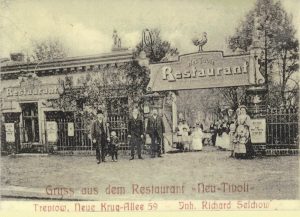 (Fotograf:in unbekannt) "Familien können Kaffee kochen" - Restaurant Neu-Tivoli (um 1910), heutige Neue Krugallee 39